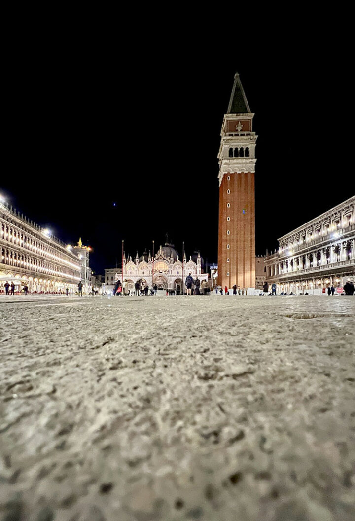 Der Markusplatz in Venedig bei Nacht