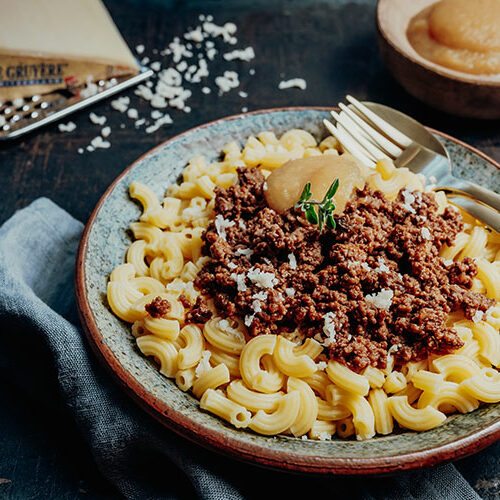 Hackfleisch mit Hörnchennudeln, selbst gemachtem Apfelmus und Le Gruyère AOP