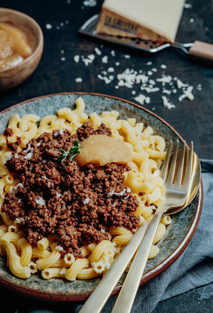 Hackfleisch mit Hörnchennudeln, selbst gemachtem Apfelmus und Le Gruyère AOP