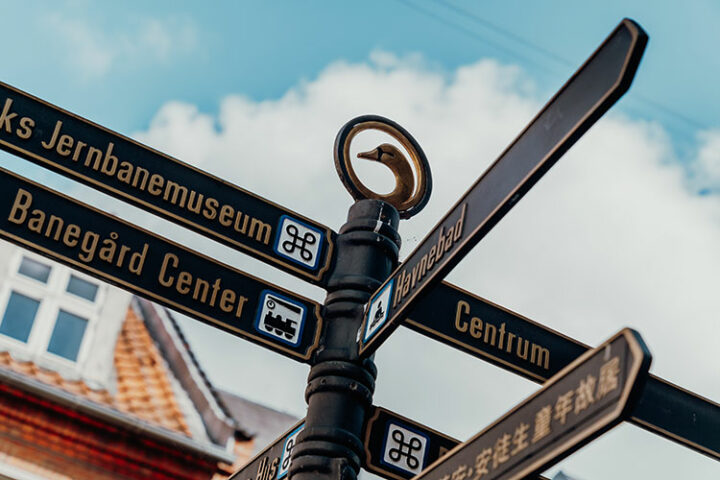 Schwäne zieren die Straßenschilder in Odense und erinnern damit an H.C. Andersens Märchen « Das hässliche Entlein ».
