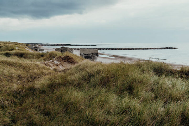 Die Bunker am Strand von Thyboron, Westjütland, Dänemark