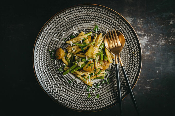 Italienisches Rezept für ligurische Pasta mit Bohnen, Kartoffeln und Pesto