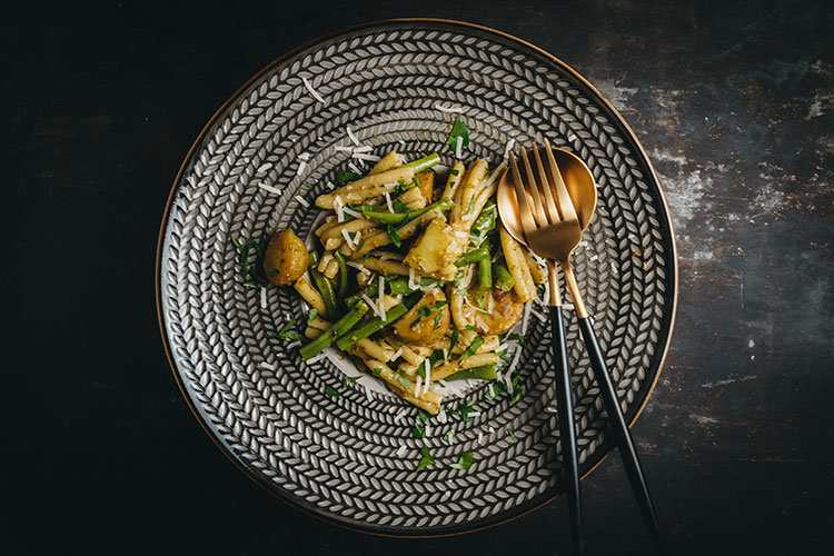 Ligurische Pasta mit Bohnen, Kartoffeln und Pesto