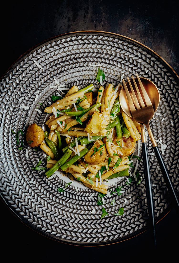 Ligurische Pasta mit Bohnen, Kartoffeln und Pesto