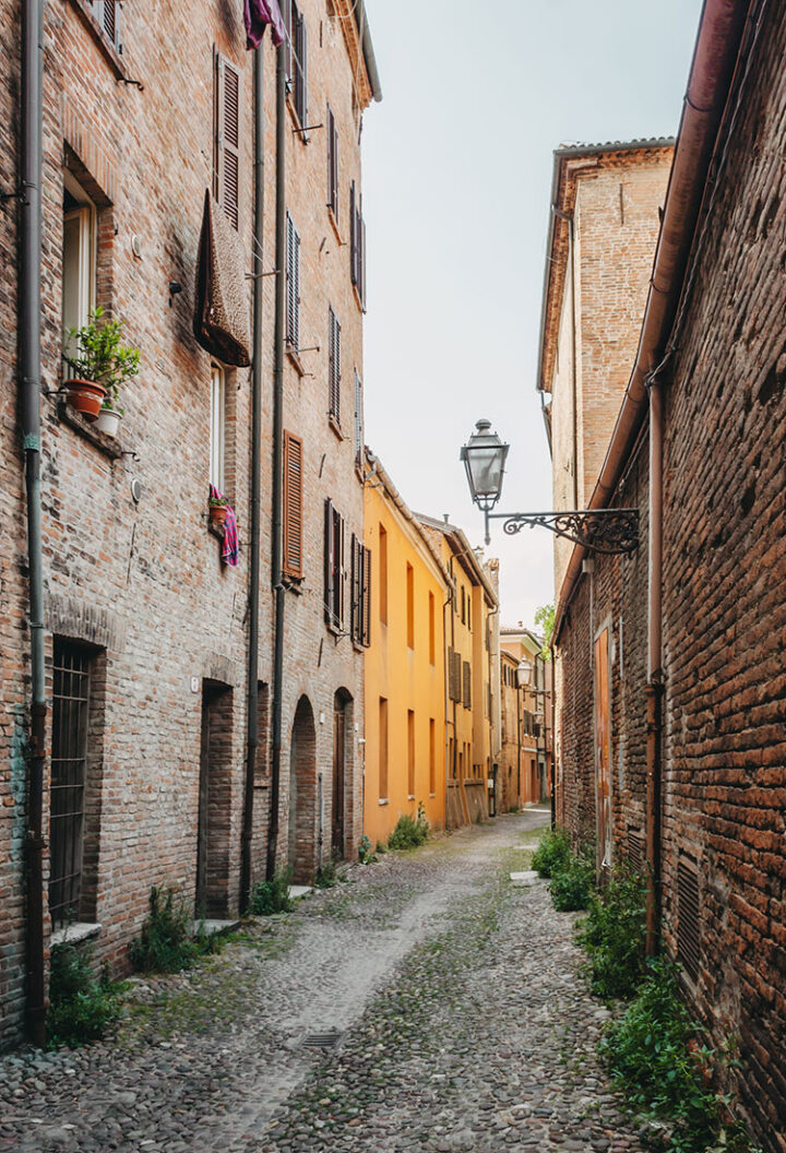 Gasse in der Altstadt von Ferrara