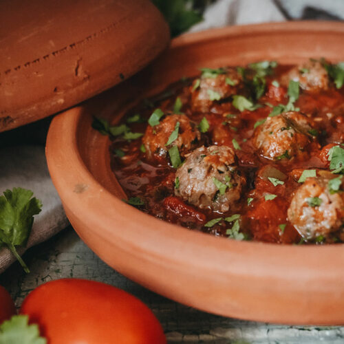 Marokkanische Rindfleisch–Tajine mit Datteln und Walnüssen