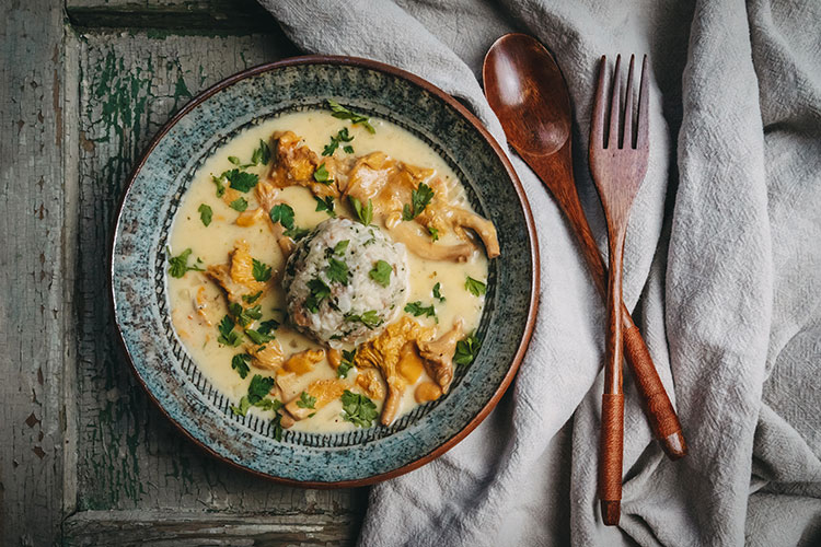 Semmelknödel mit Pfifferling-Rahmsauce