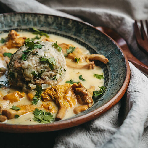 Semmelknödel mit Pfifferling-Rahmsauce