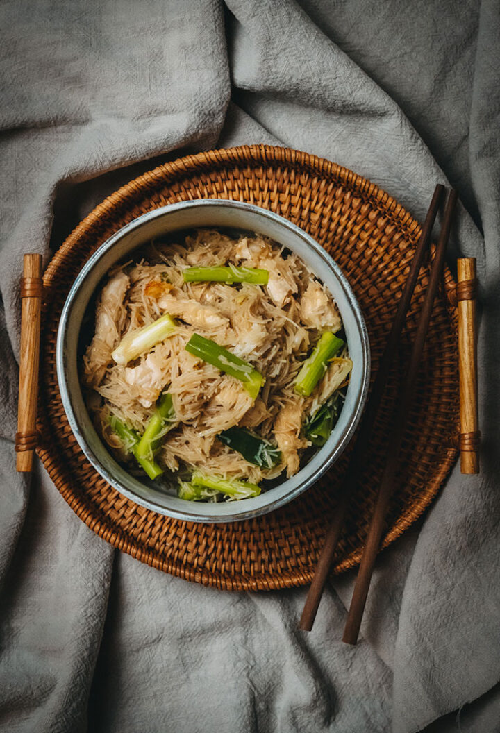 Gebratene Reisnudeln mit Hühnchen und Frühlingszwiebeln