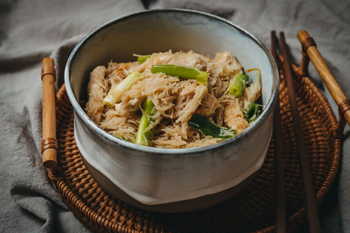 Gebratene Reisnudeln mit Hühnchen und Frühlingszwiebeln