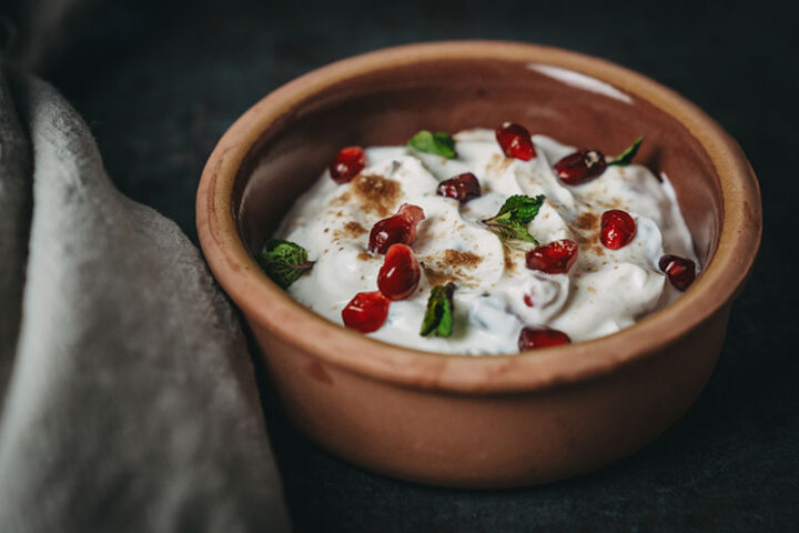 Raita mit Granatapfel und Minze – Rezept aus Goa, Indien