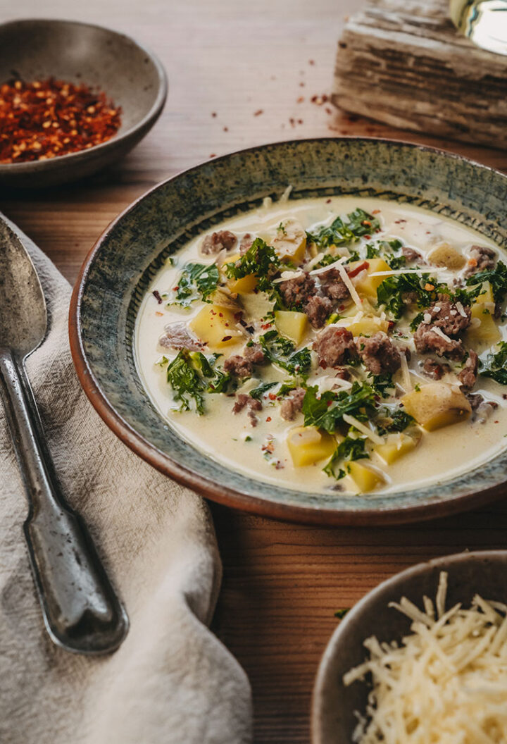 Zuppa Toscana – cremige Kartoffelsuppe mit Salsiccia und Grünkohl