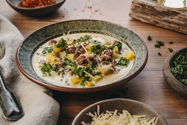 Zuppa Toscana – cremige Kartoffelsuppe mit Salsiccia und Grünkohl