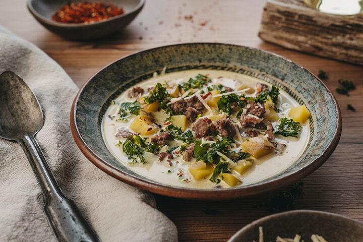 Zuppa Toscana – cremige Kartoffelsuppe mit Salsiccia und Grünkohl