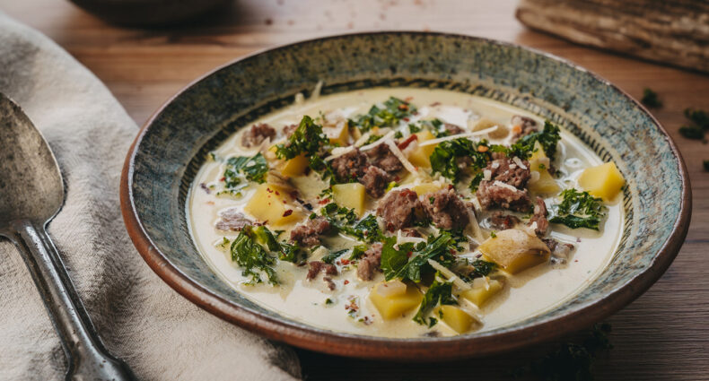 Zuppa Toscana – cremige Kartoffelsuppe mit Salsiccia und Grünkohl