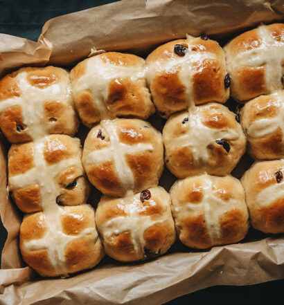 Hot Cross Buns – Rezept für englische Osterbrötchen