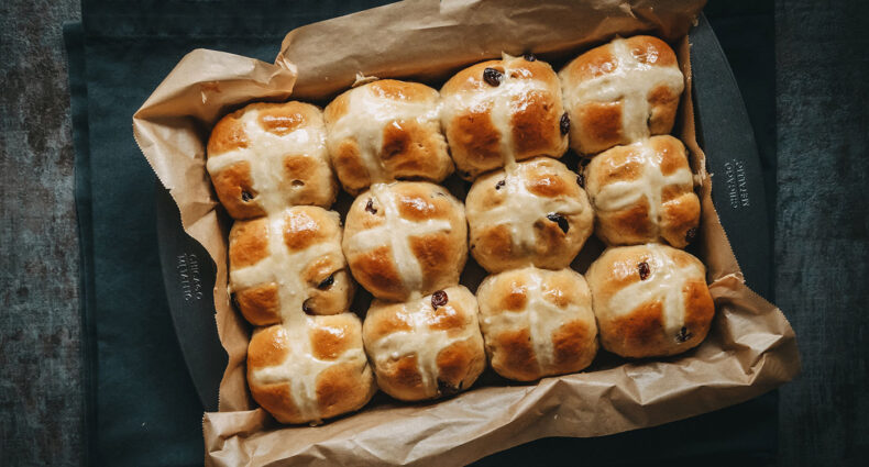 Hot Cross Buns – Rezept für englische Osterbrötchen