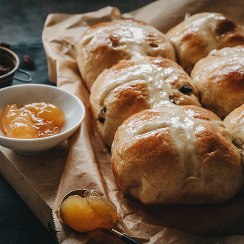 Hot Cross Buns – Rezept für englische Osterbrötchen