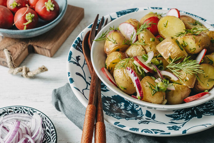 Schwedischer Kartoffelsalat mit gebackenen Kartoffeln