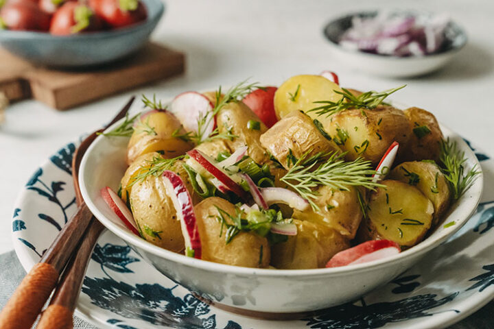 Schwedischer Kartoffelsalat mit gebackenen Kartoffeln