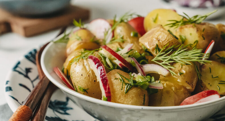 Schwedischer Kartoffelsalat mit gebackenen Kartoffeln