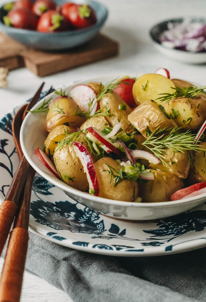 Schwedischer Kartoffelsalat mit gebackenen Kartoffeln