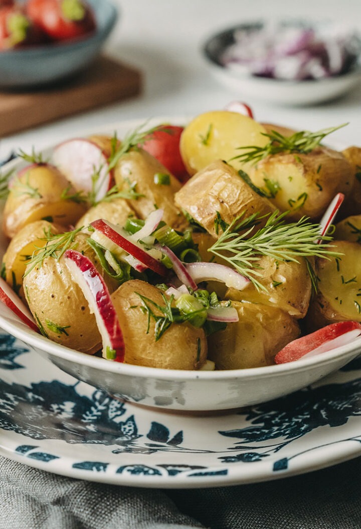 Schwedischer Kartoffelsalat mit gebackenen Kartoffeln
