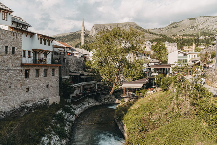 Kriva Cuprija: Die krumme Brücke, Mostar, Bosnien und Herzegowina