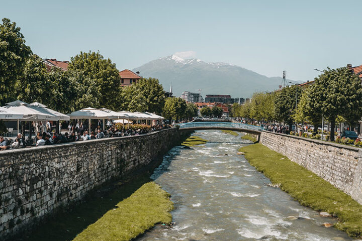 Prizren liegt am Fuße des Gebirgszuges Sar Planina am Fluss Bistrica im südlichen Kosovo.