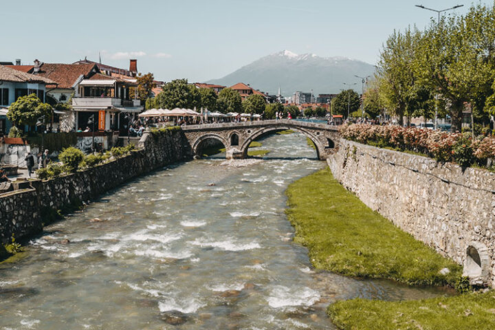 Osmanische Steinbrücke über den Fluss Bistrica, Prizren, Kosovo