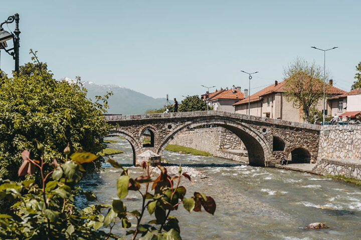 Osmanische Steinbrücke über den Fluss Bistrica, Prizren, Kosovo